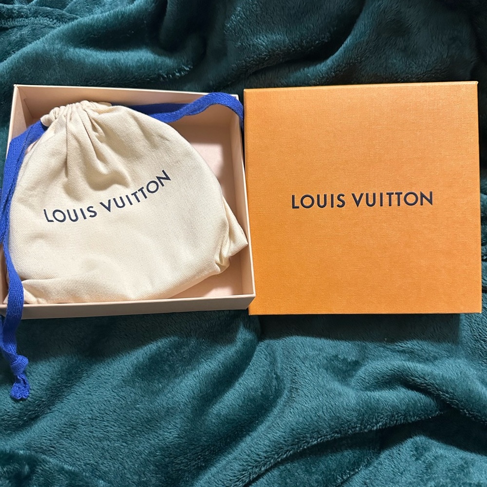Louis Vuitton Black and Gold Monogram Belt
LV Initiales 30mm Reversible Belt - Picture 11 of 12